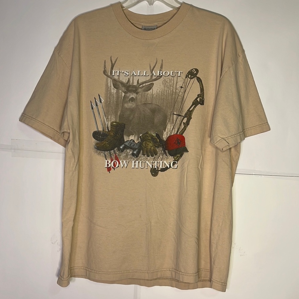 Men’s Bow Hunting Beige Graphic Tee Size Extra Large